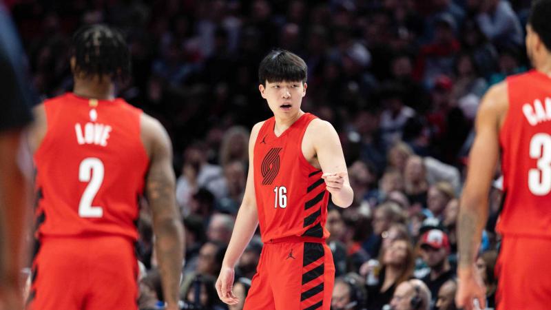 记者晒视频：钟义浩现场观看海牛比赛，海牛进球后他兴奋鼓掌（记者发视频：钟义浩现身观战海牛，球队破门他激动鼓掌）