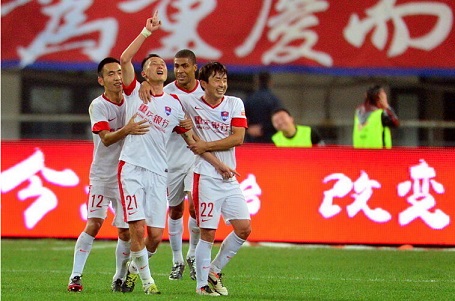 自掏腰包也要来？曝26岁巴西铁腰加盟泰山在即，中场硬度直接升级（曝26岁巴西后腰将签约泰山：或自费成行，中场硬度即时升级）