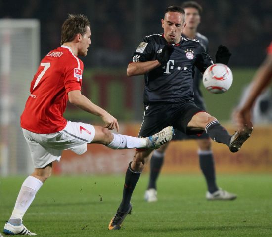 池忠国迎国安生涯200场里程碑，赛前热身获赠纪念球衣（赛前热身获赠纪念球衣，池忠国迎来国安生涯第200场里程碑）