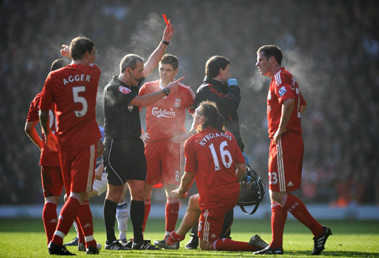 德甲生涯第10次戴帽，凯恩赛后将比赛用球带走收藏（凯恩德甲生涯第10次上演帽子戏法，赛后捧走比赛用球留作纪念）