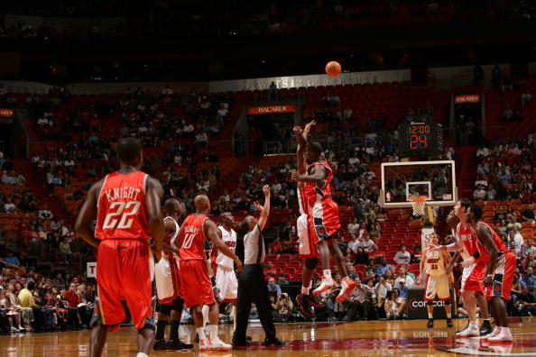 NBA常规赛战报：湖人客场险胜太阳,（湖人客场险胜太阳：NBA常规赛快讯）