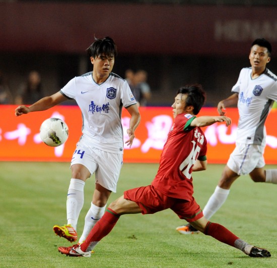 无缘升级向球迷跪拜道歉，水原三星主帅卞成焕赛后主动辞职（无缘升级后向球迷下跪致歉，水原三星主帅卞成焕赛后请辞）