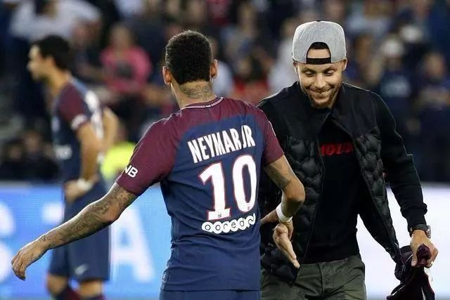 NBA菜鸟观察站：最佳争夺渐成三足鼎立之势，小角色主宰大舞台（NBA新秀观察：最佳之争三强鼎立，角色球员撑起大场面）